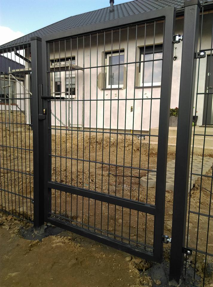 Montaż furtki i ogrodzenia z podmurówką prefabrykowaną