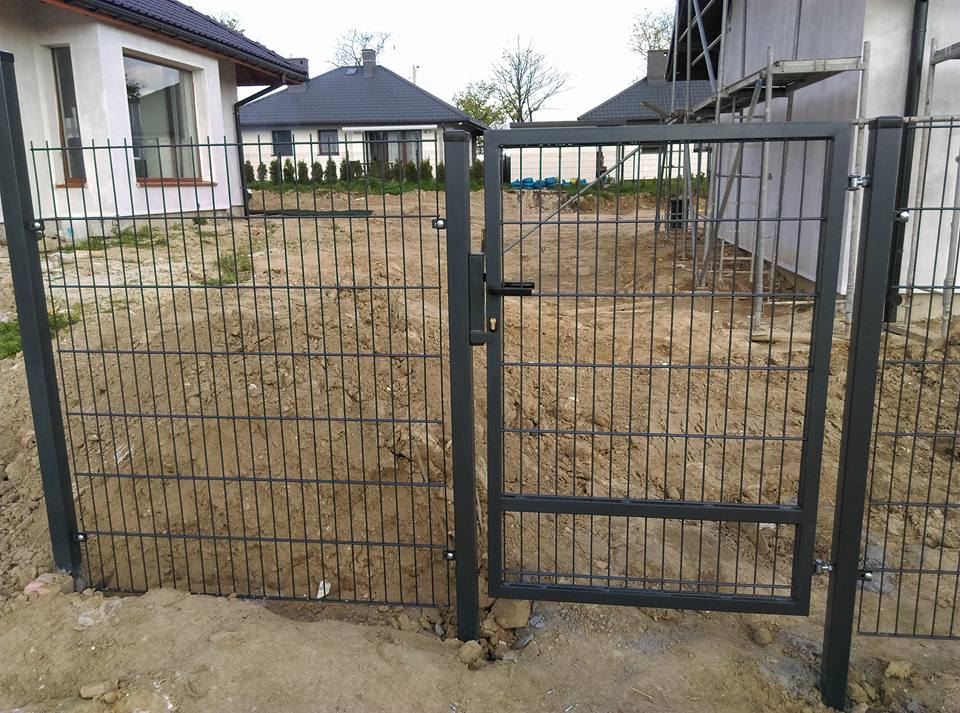 Ogrodzenie panelowe z furtką – wykończenie nowoczesnej posesji