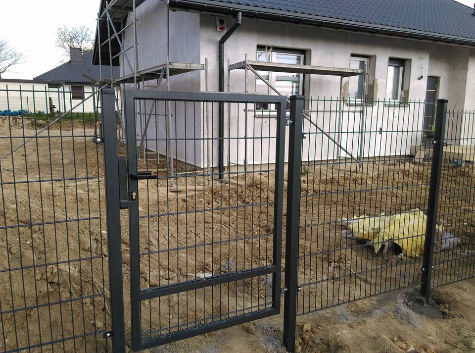 Kompletna linia ogrodzenia z siatką stalową i prefabrykowaną podmurówką