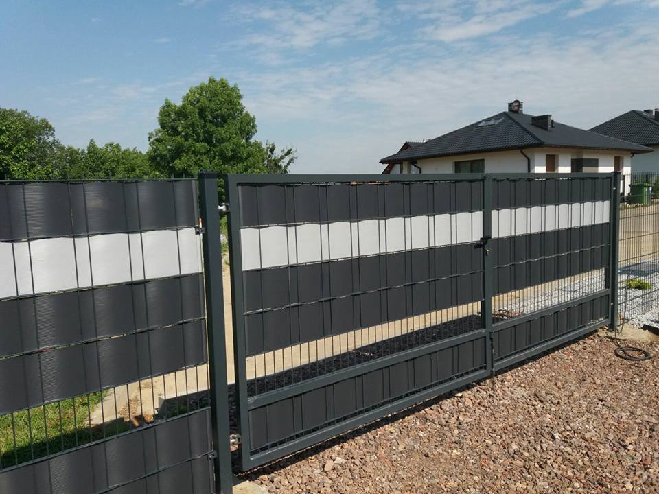 Gotowe ogrodzenie z zamontowanymi taśmami maskującymi
