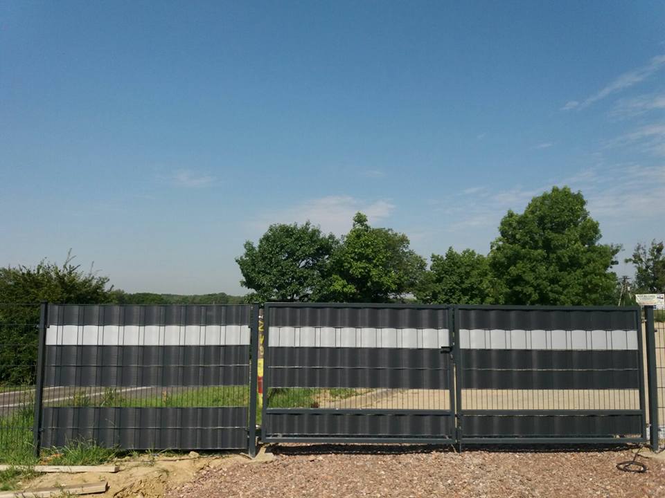 Taśmy maskujące QubeFence – efekt końcowy na ogrodzeniu