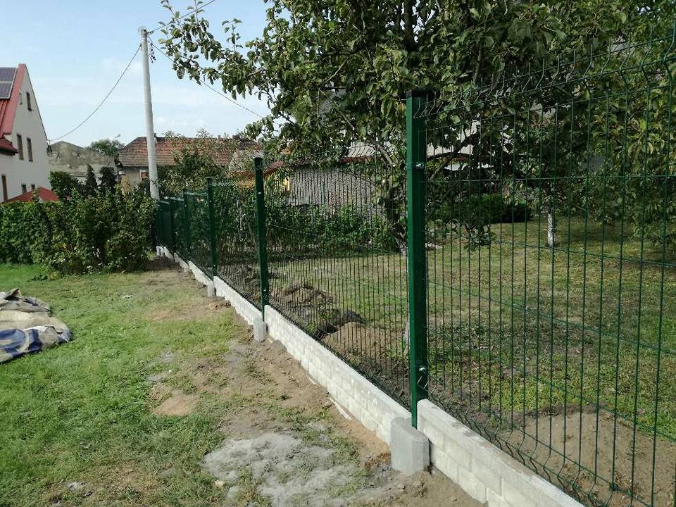 Zielone ogrodzenie panelowe z podmurówką – realizacja QubeFence Bytom