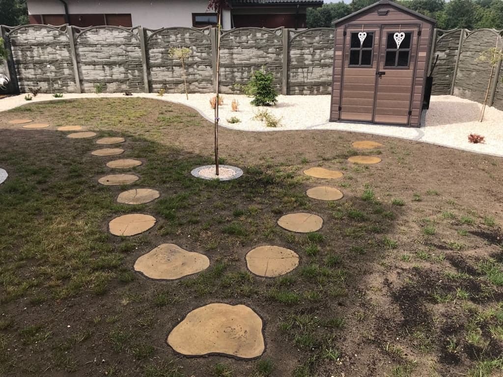 Naturalna ścieżka z betonu drewnopodobnego – ogród