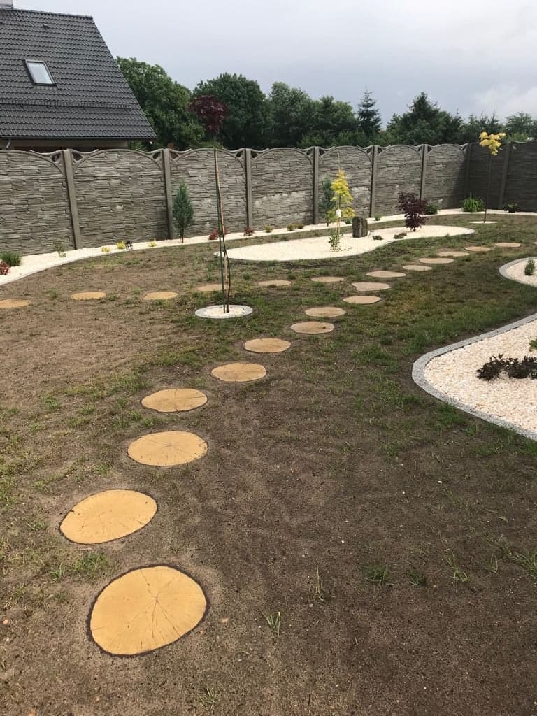 Ogród z płytami z betonu imitującego drewno