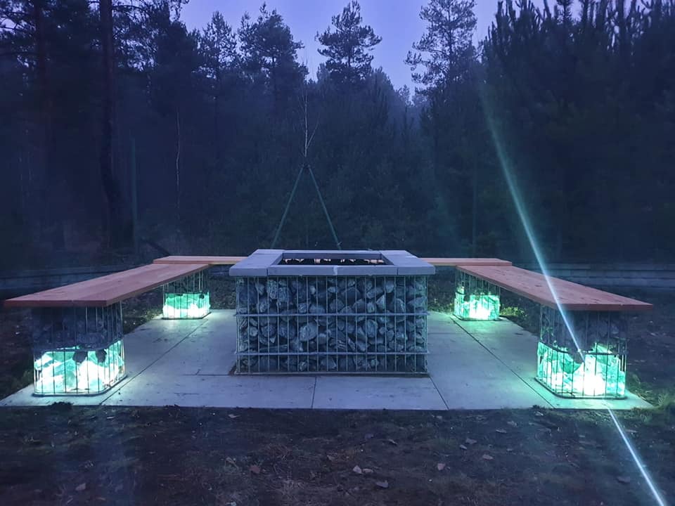 Nowoczesne palenisko z kamieni gabionowych – realizacja QubeFence