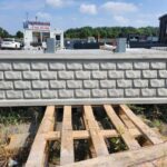 Płyta betonowa z fakturą cegły – projekt ogrodzeniowy QubeFence