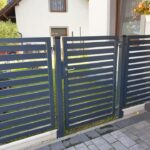 Nowoczesna furtka aluminiowa – projekt QubeFence