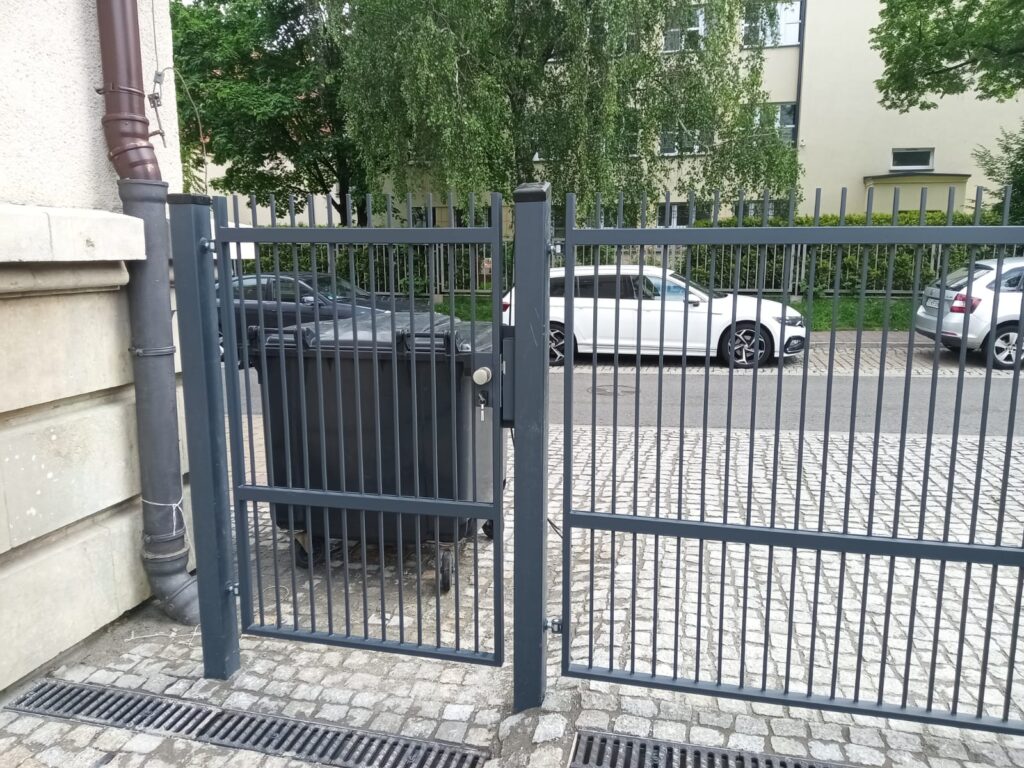 stalowe ogrodzenie z furtką – montaż w przestrzeni miejskiej