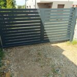 Nowoczesna aluminiowa brama przesuwna w zabudowie jednorodzinnej – Śląsk