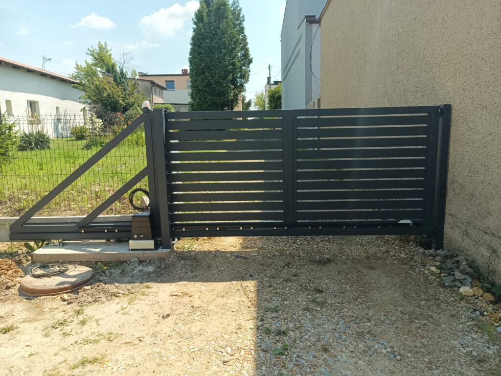 Aluminiowa brama przesuwna QubeFence – realizacja na Śląsku